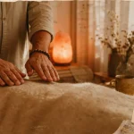 Soin lahochi : mains du praticien sur le torse, séance