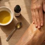 Massage huile olive sur peau sèche, application huile d’olive