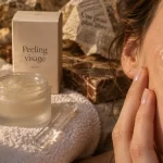 Crème peeling visage appliquée sur peau du visage