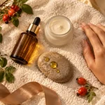 Huile pour vergeture appliquée en massage sur peau, prévention des vergetures