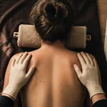 Massage du dos détente : mains sur le haut du dos sans pression sur la colonne vertébrale