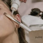 Peeling visage rides : gel exfoliant sur joue, peau réelle