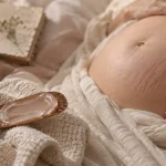 Grossesse et vergetures sur le ventre : stries rosées et crème