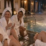 Spa entre copines Paris : quatre amies au jacuzzi